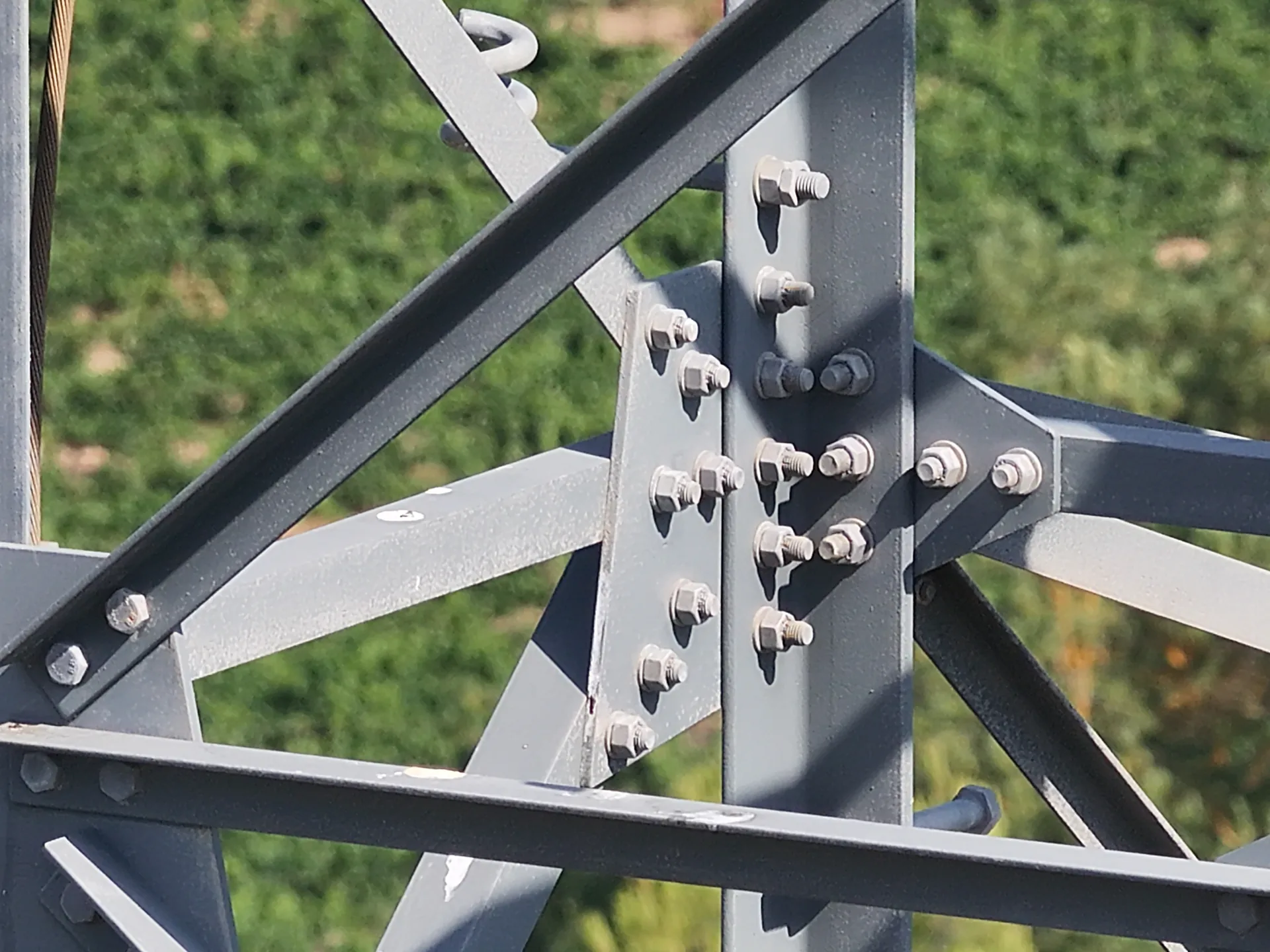 Boulonnerie et assemblage métallique d'un pylône — contrôle visuel par drone
