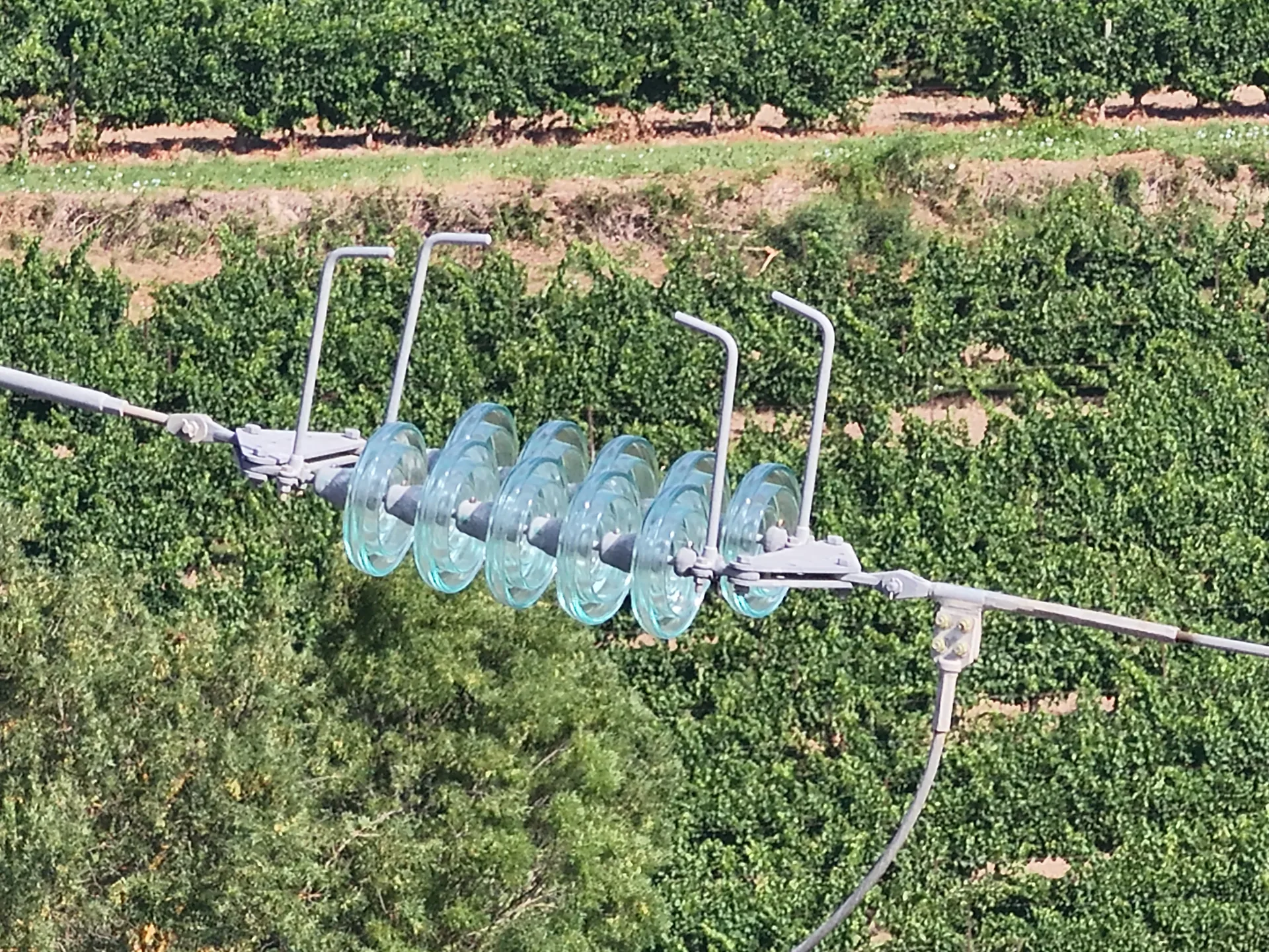 Chapelet d'isolateurs en verre — inspection fine par drone haute résolution