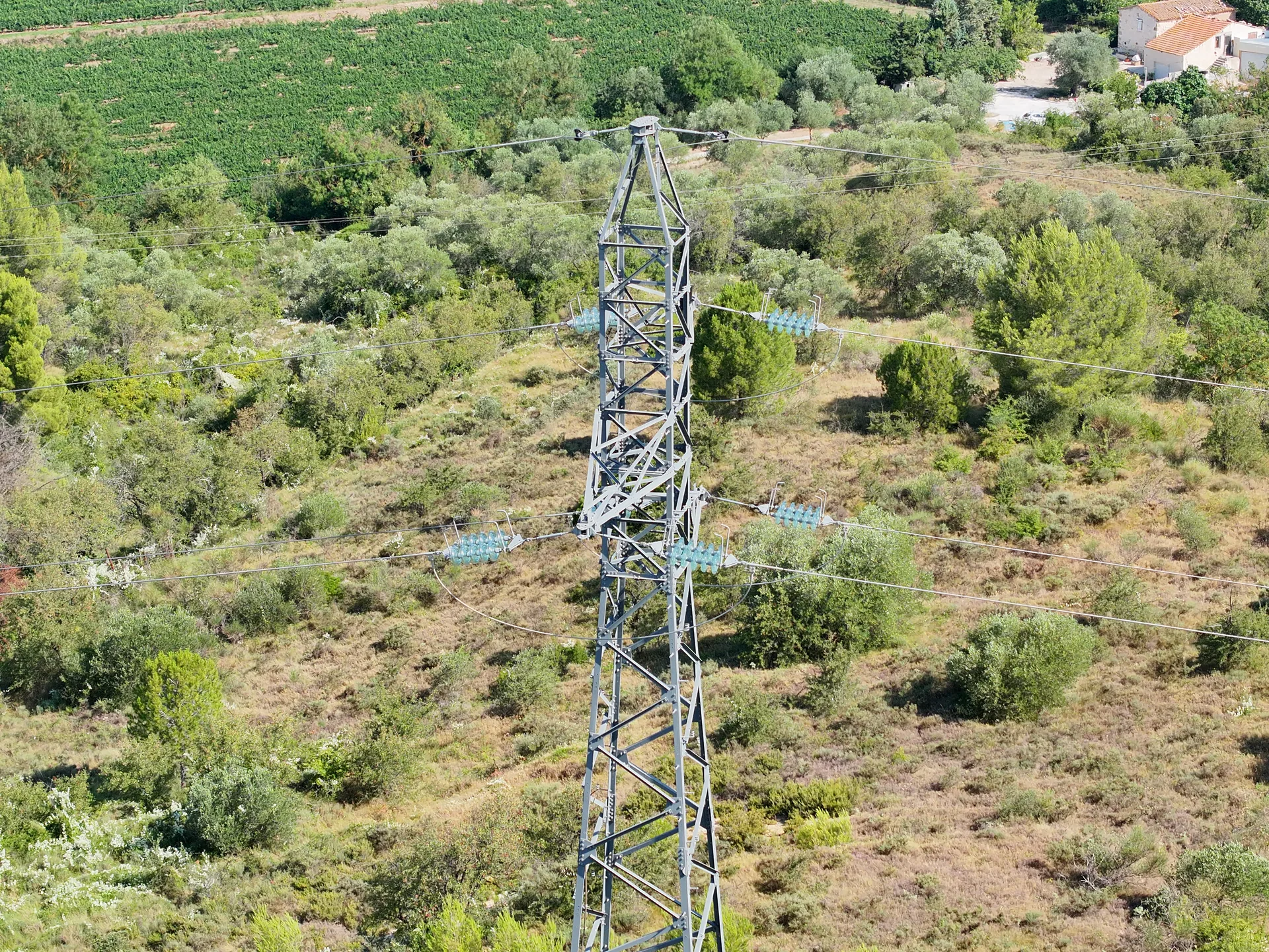 Inspection de pylône électrique haute tension par drone en Occitanie — vue d'ensemble
