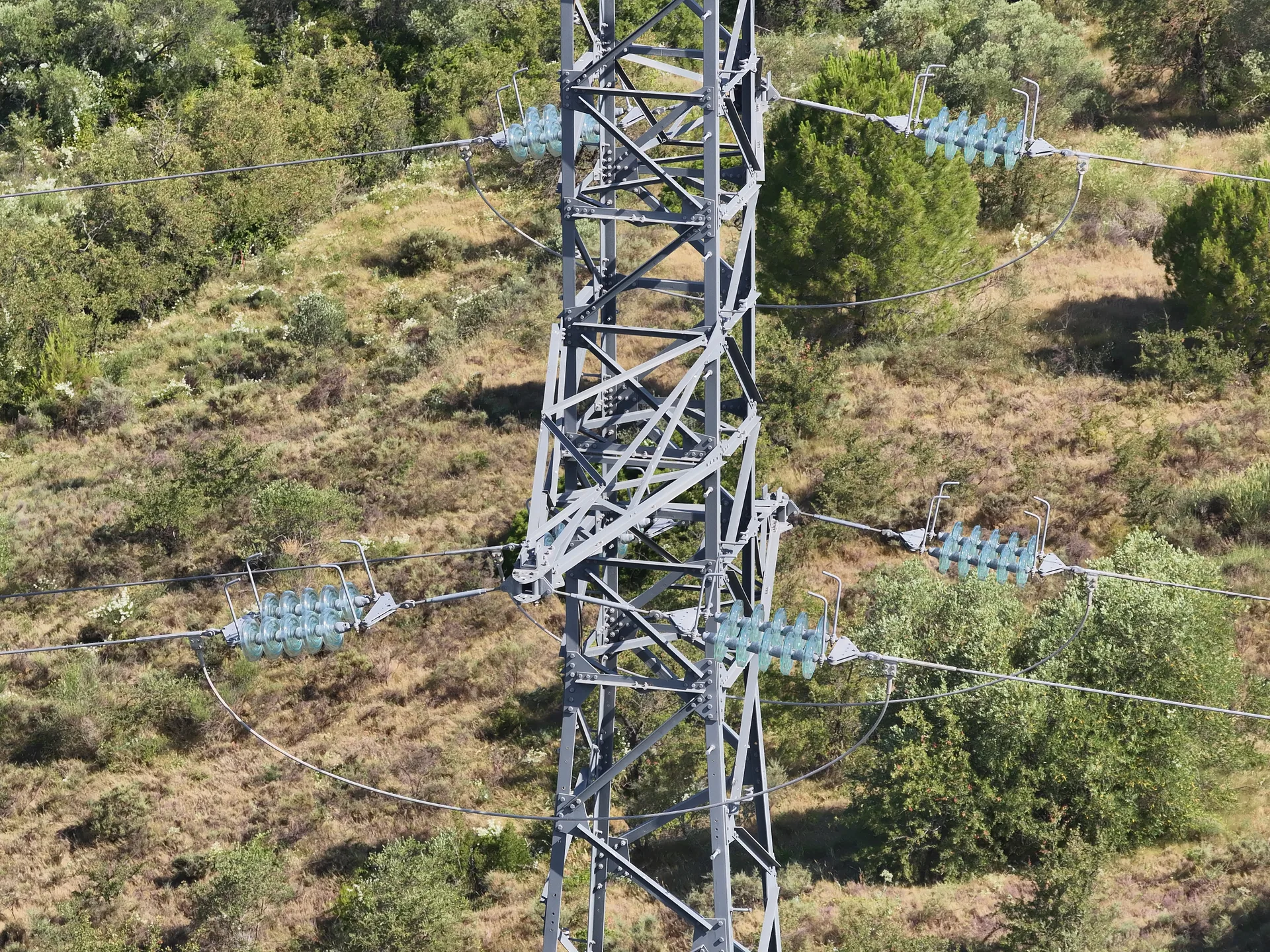 Structure métallique d'un pylône THT inspectée par drone