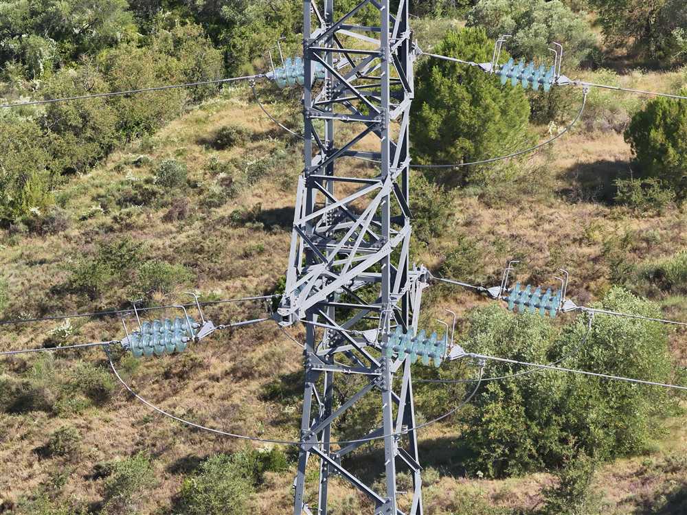 Pylône électrique et isolateurs