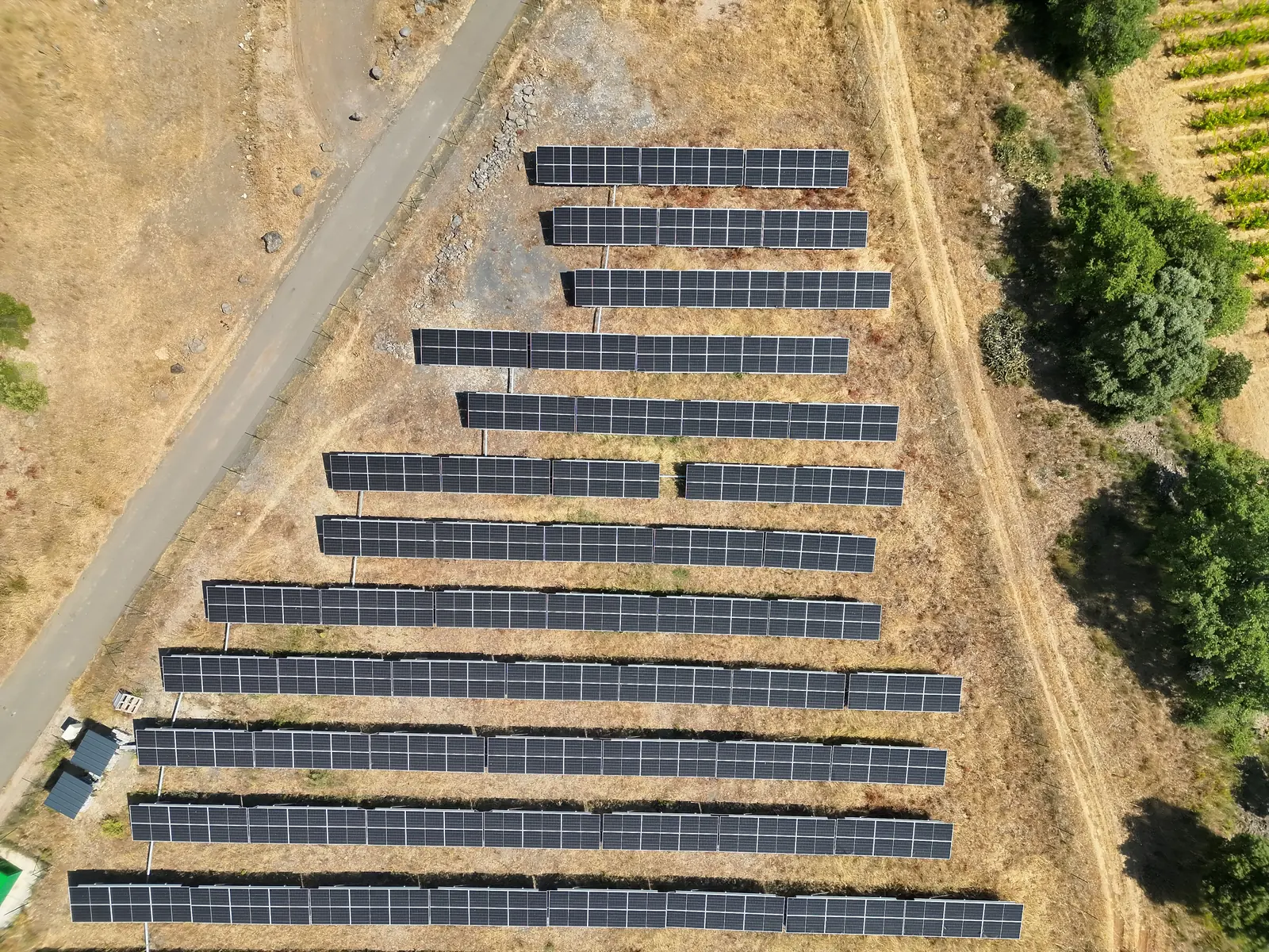 Ferme solaire au sol, vue aérienne réelle d'une mission Altiscan Drone