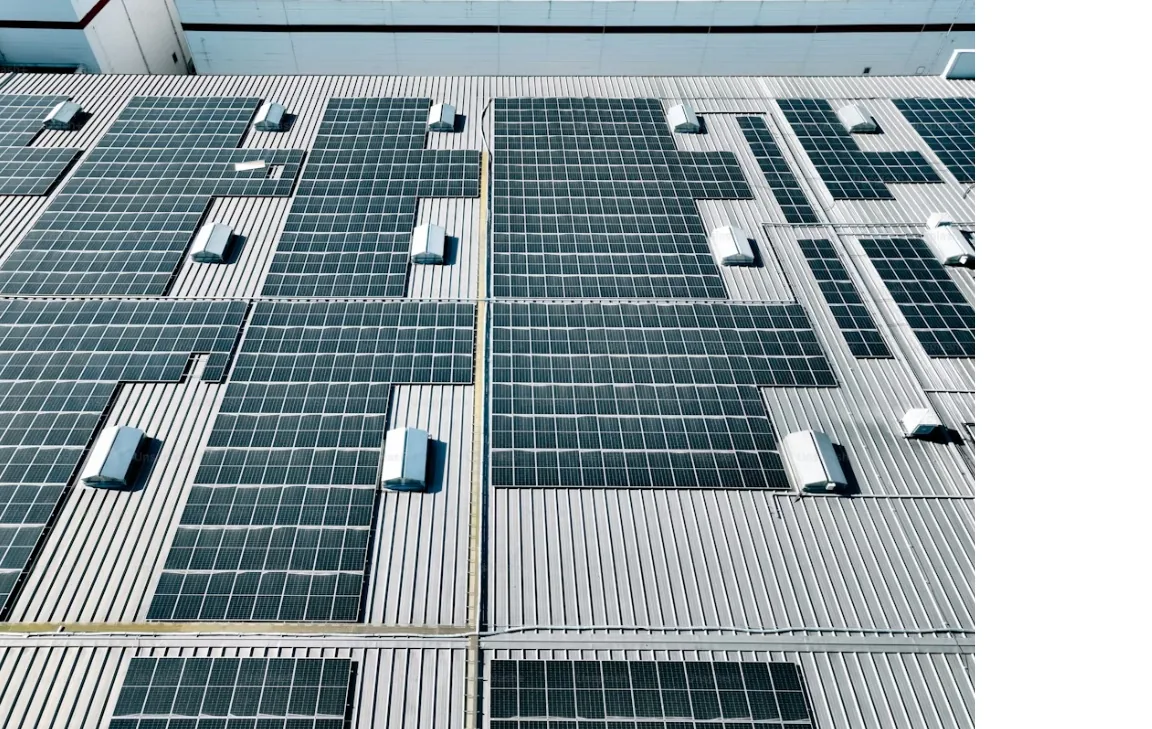 Panneaux solaires sur toiture industrielle vue drone