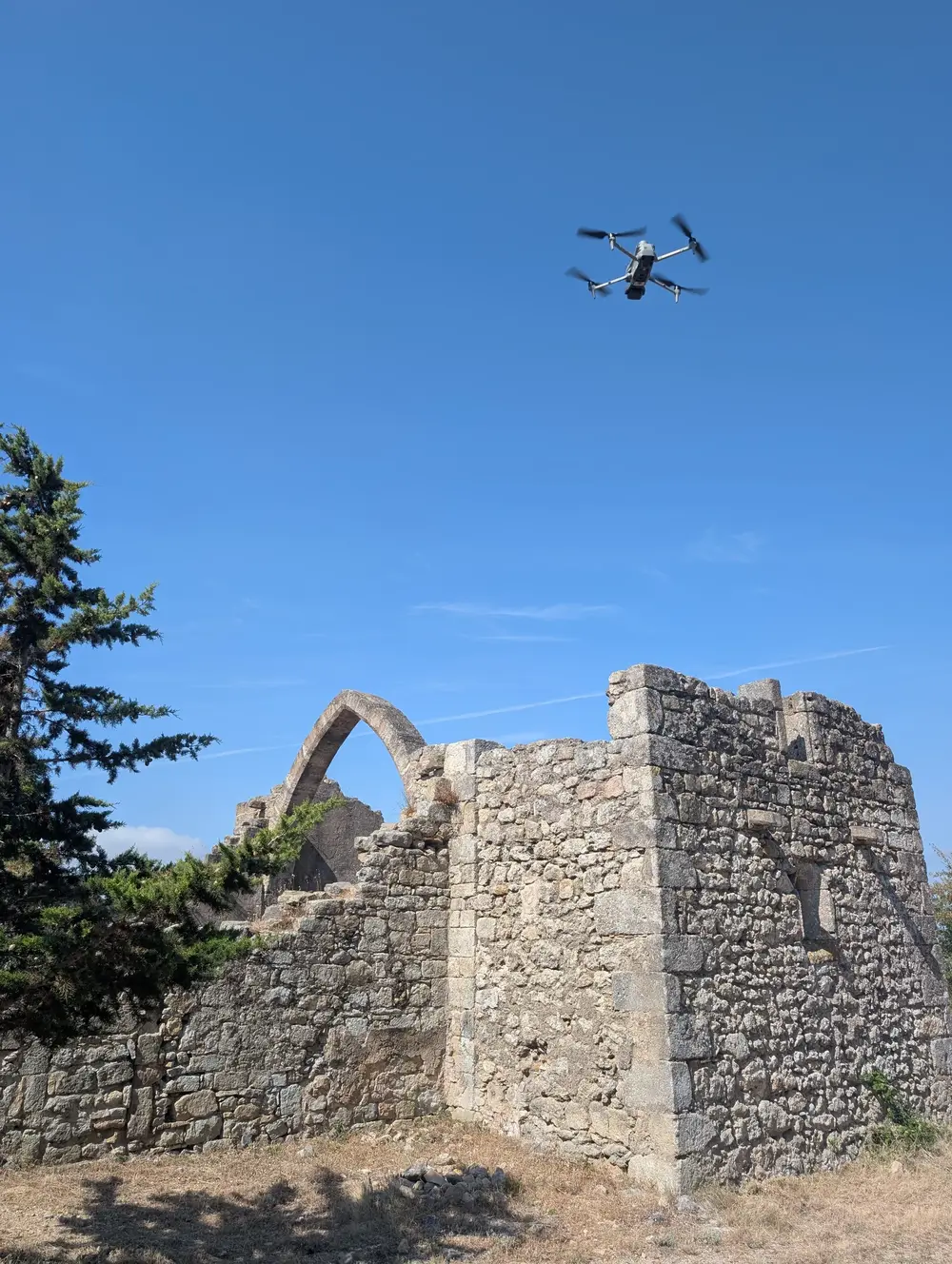 Le drone Matrice 4T en vol au-dessus de l'Ermitage Saint-Antoine à Castelnau-de-Guers