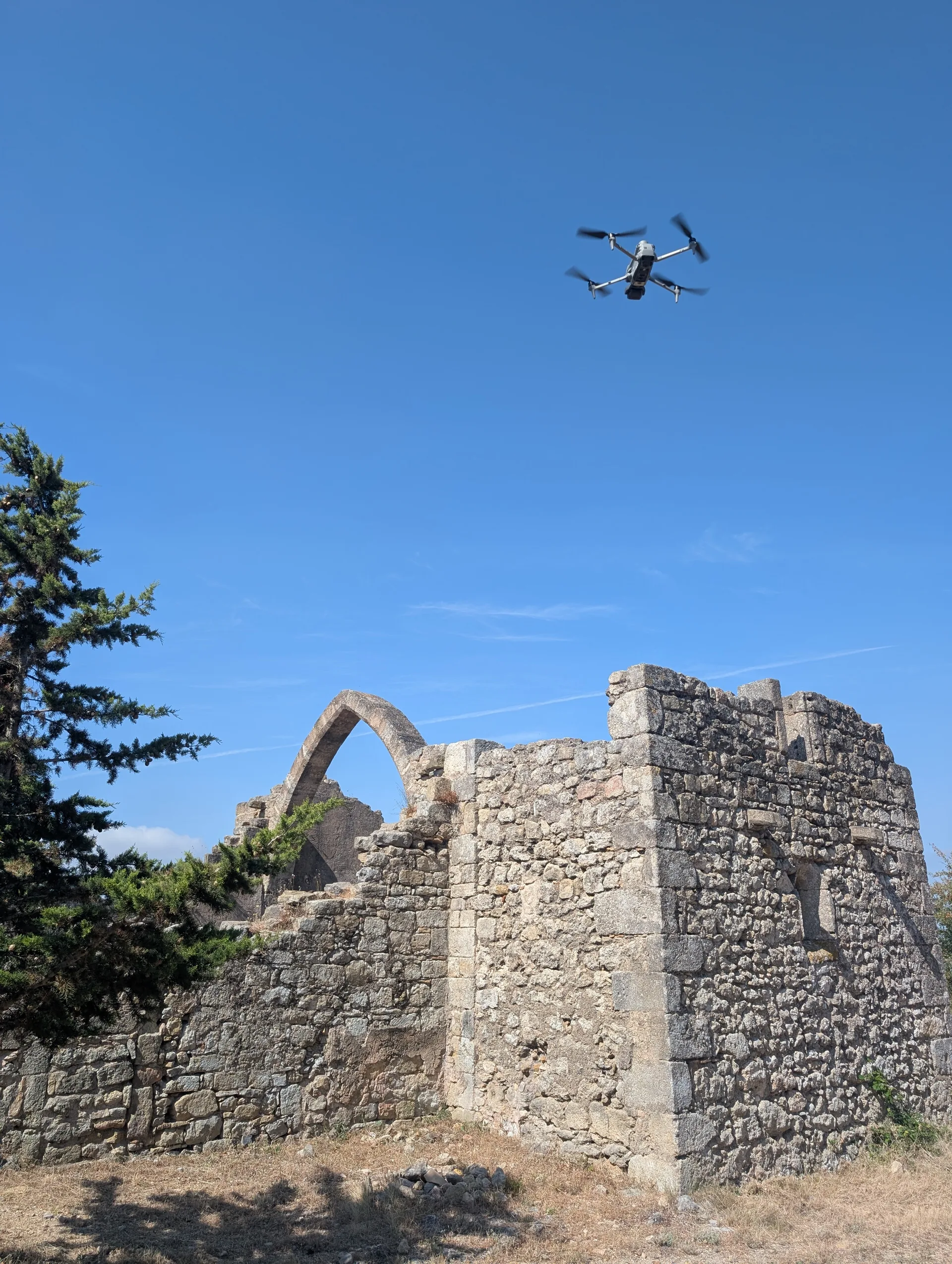 Drone Altiscan en vol lors d'une mission de photogrammétrie sur l'Ermitage de Saint-Antoine — Hérault