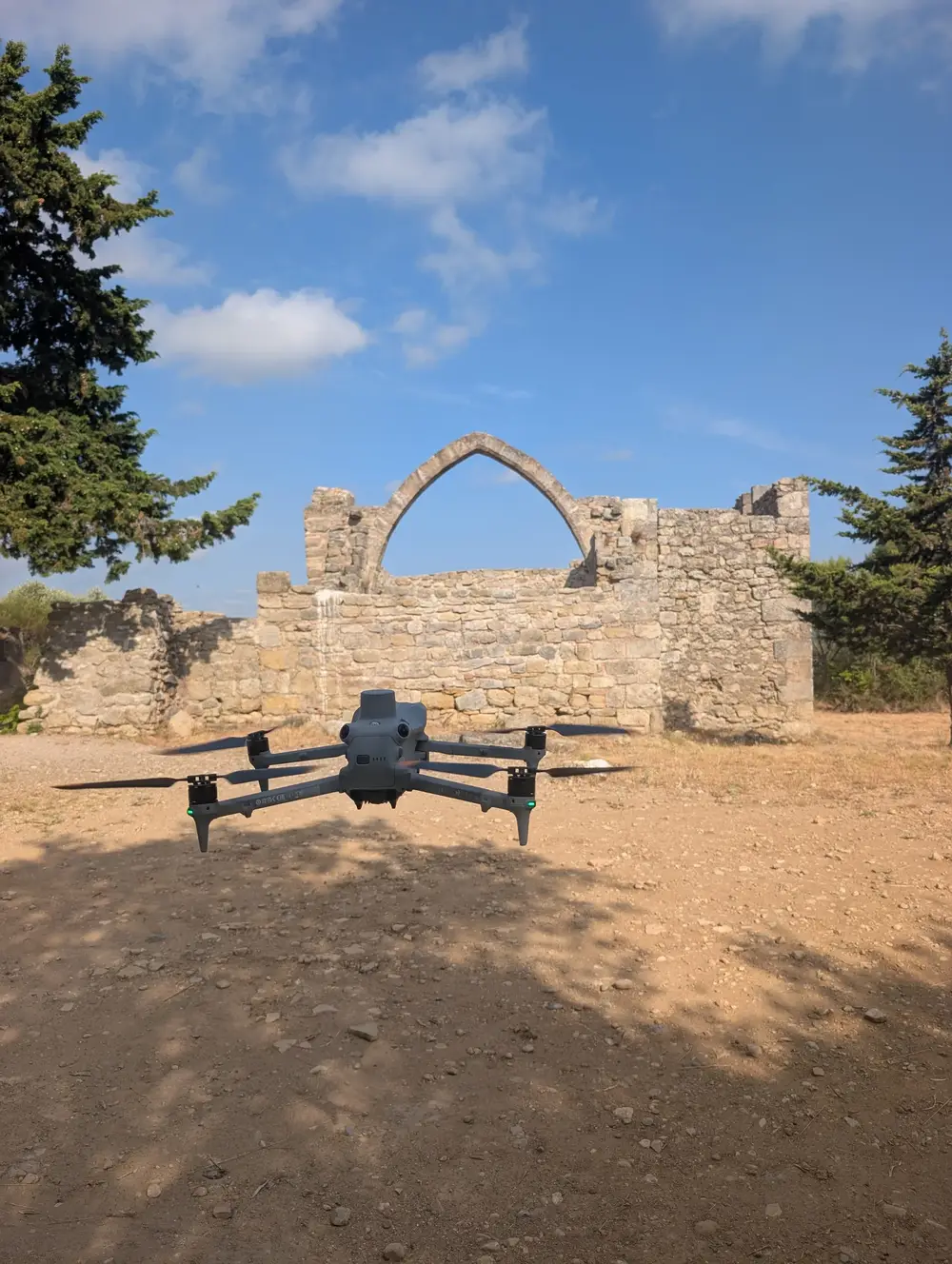 Drone d'inspection DJI Matrice 4T d'Altiscan Drone avant un vol dans l'Hérault