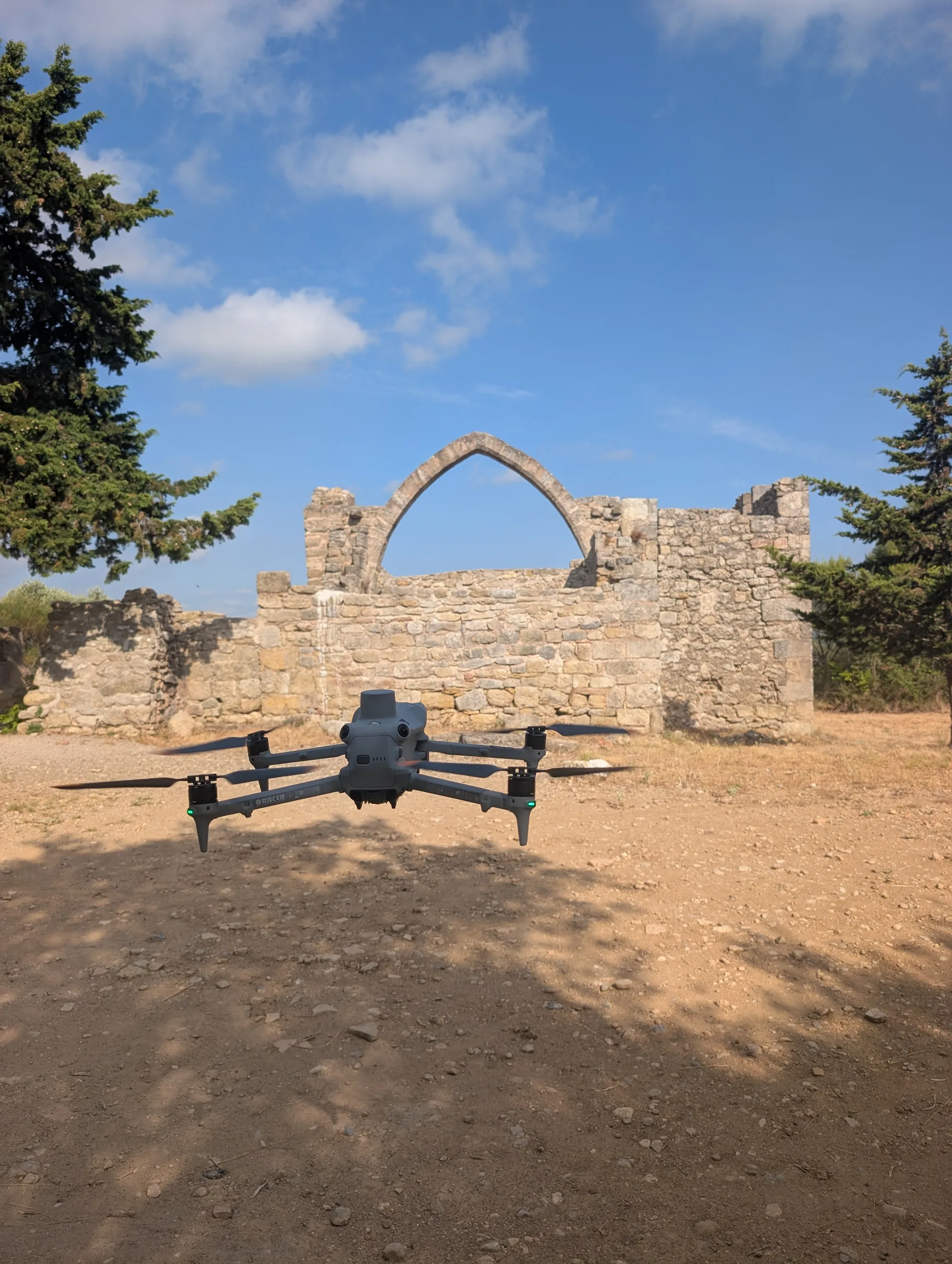 Drone DJI Altiscan Drone prêt au décollage pour une mission d'inspection aérienne en Occitanie