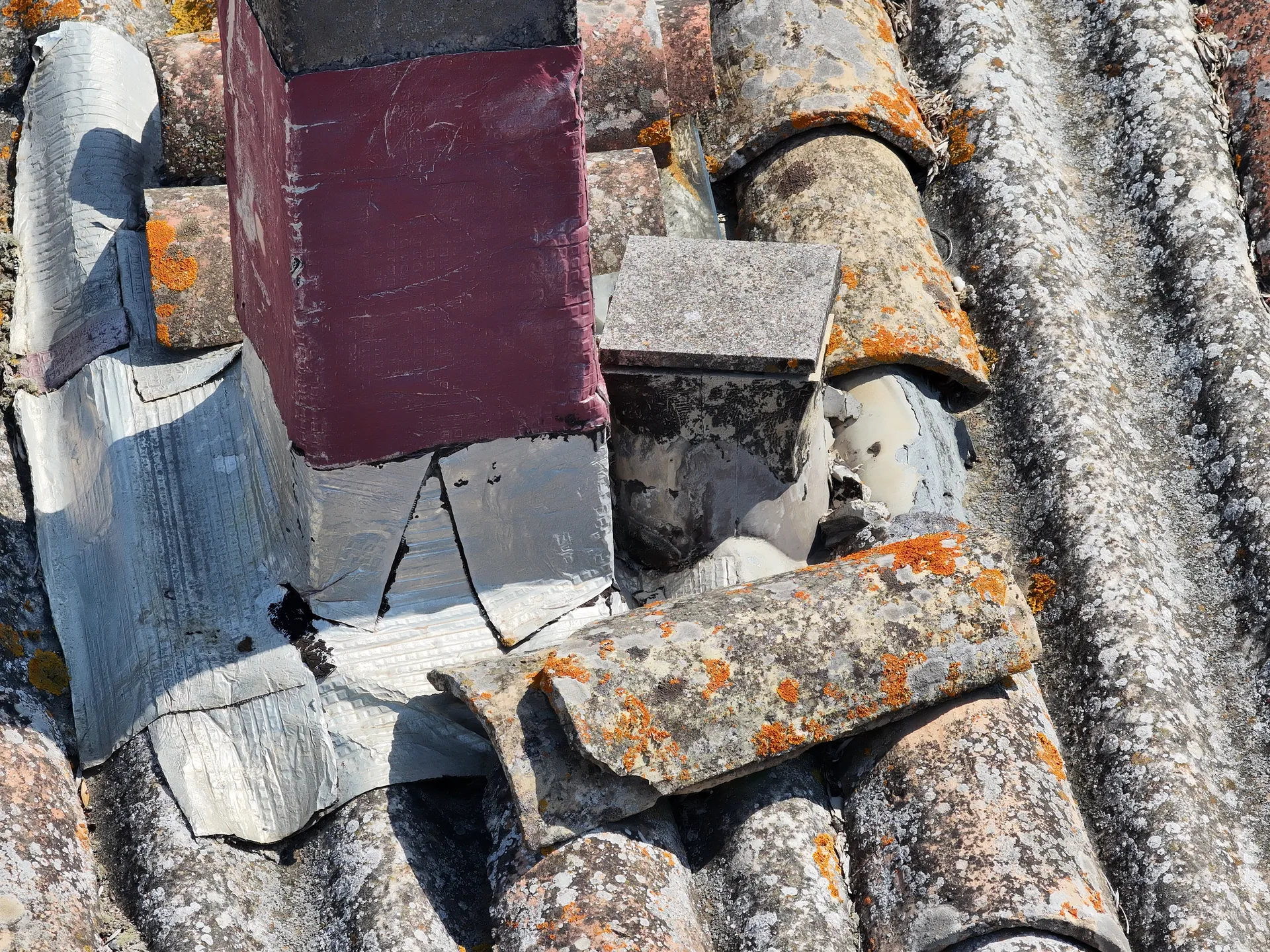 Tuiles cassées et cheminée dégradée détectées lors d'une inspection drone