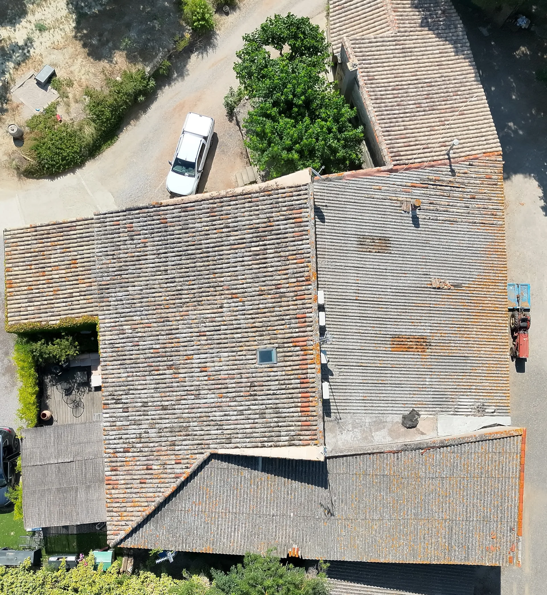 Vue aérienne d'une toiture en tuiles inspectée par drone — Occitanie