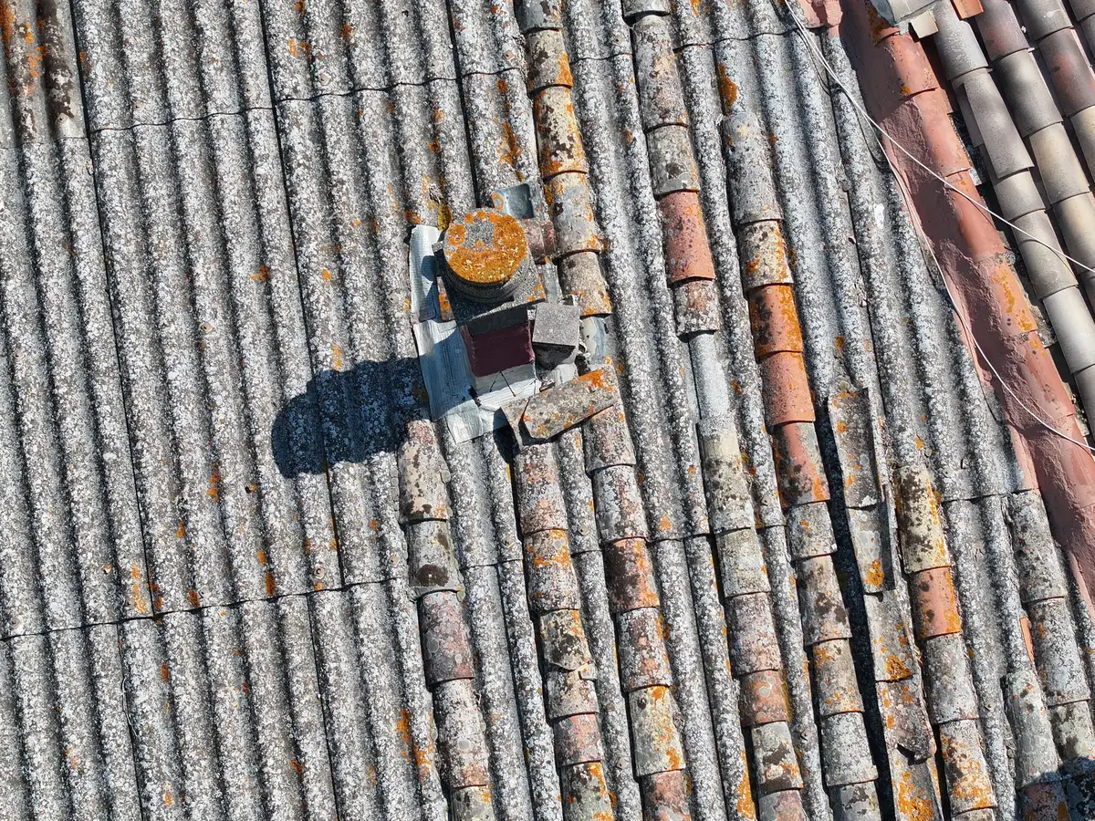 Toiture en tuiles vue du dessus par drone