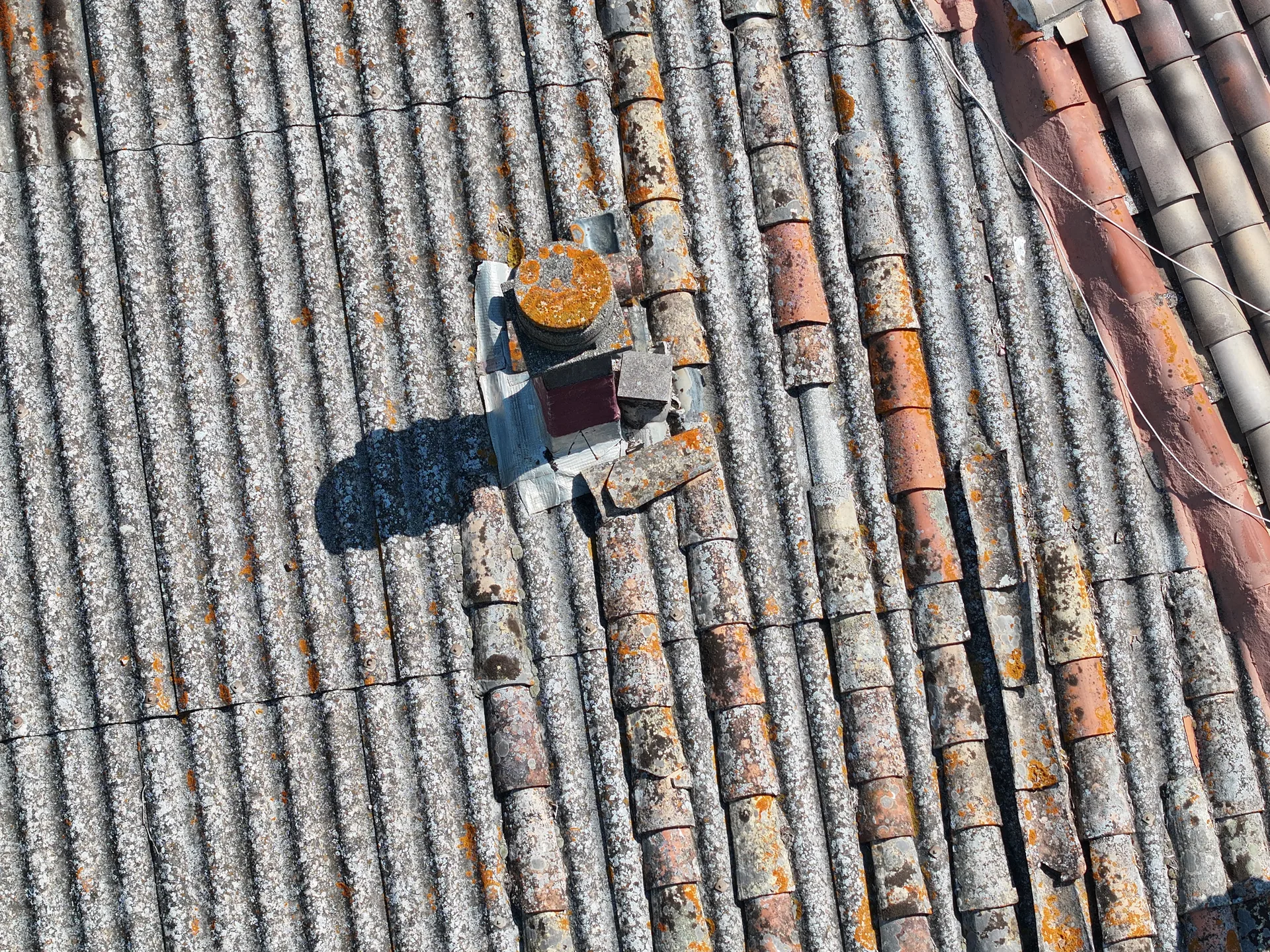 Vue zénithale d'une toiture avec cheminée — inspection drone haute résolution